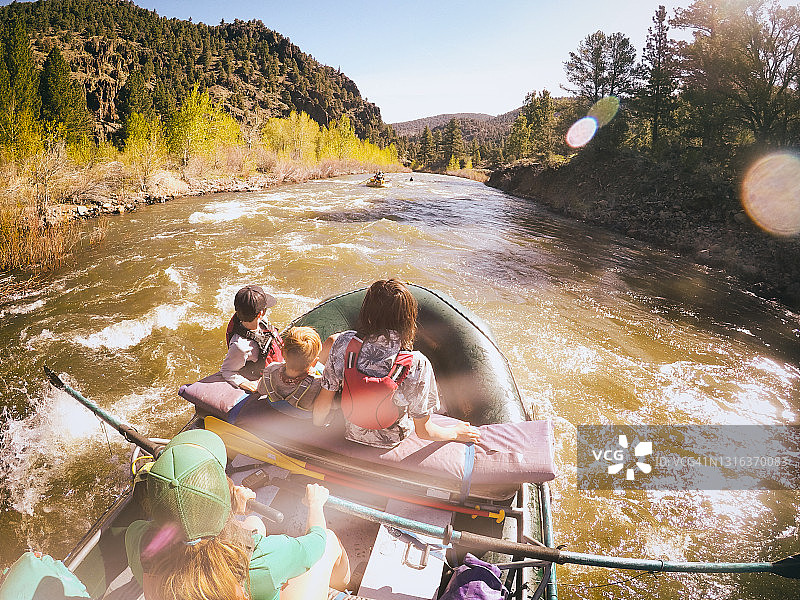 在加利福尼亚州与母亲们一起露营和漂流图片素材