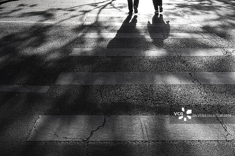 两个人影穿过人行道图片素材