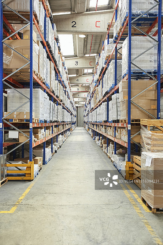 仓库过道的缩小景观图片素材