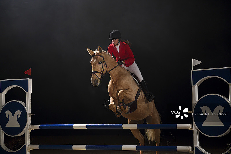 马和骑手跃过障碍图片素材