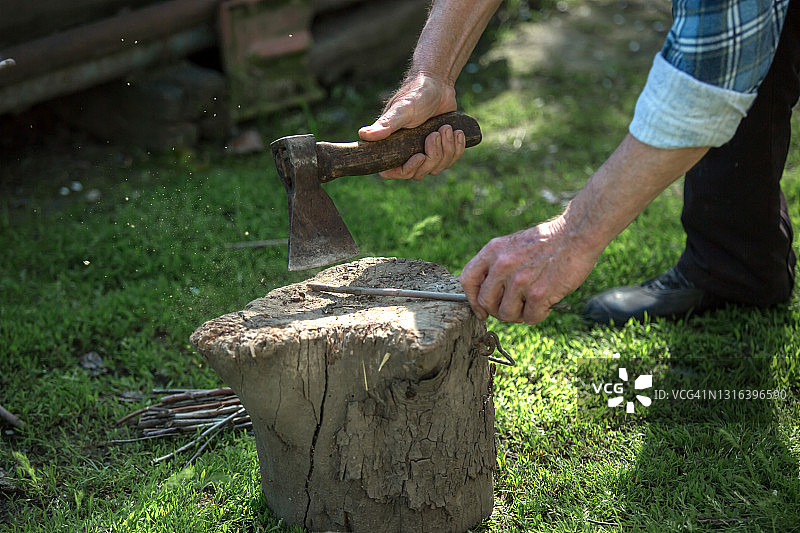 用斧头砍树枝的特写图片素材