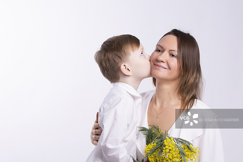 庆祝母亲节的母子影楼照图片素材