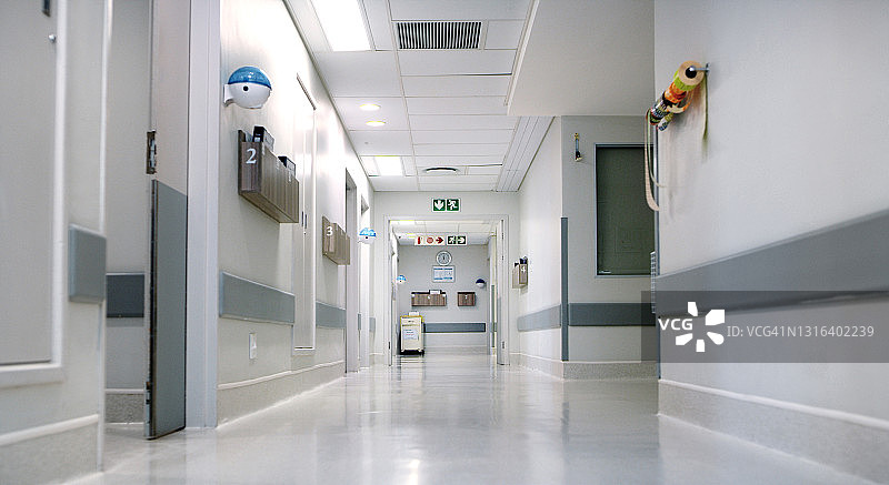空荡荡的医院走廊图片素材