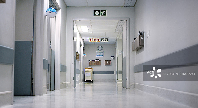空荡荡的医院走廊图片素材