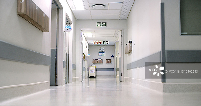 空荡荡的医院走廊图片素材