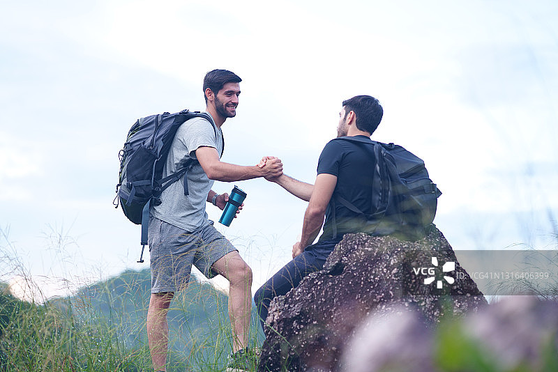 两名背包客在山上休息图片素材