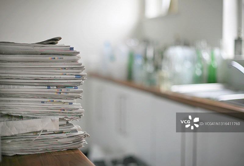 厨房里的回收瓶和报纸图片素材