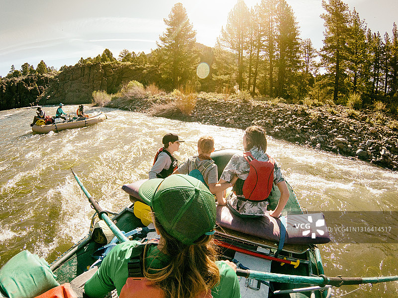 在加利福尼亚州与母亲们一起露营和漂流图片素材
