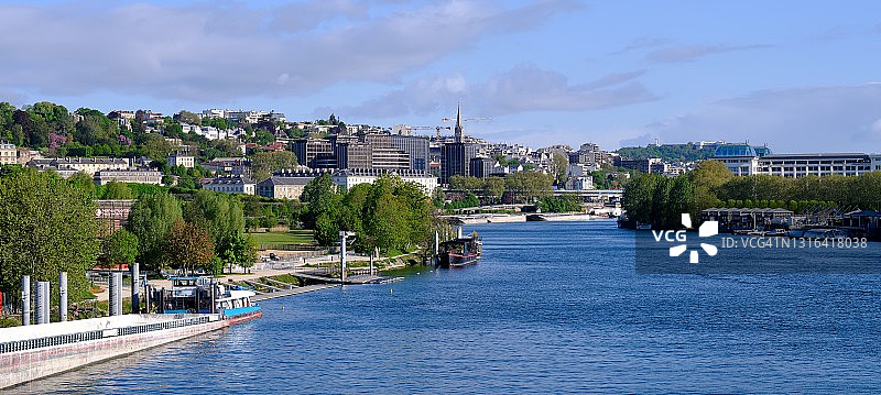 圣克卢市塞纳河沿岸全景图片素材