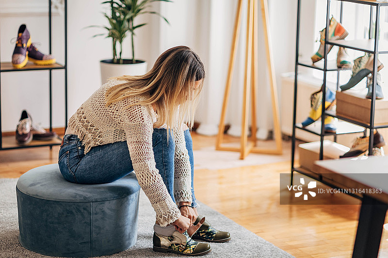 女人在试穿鞋子图片素材