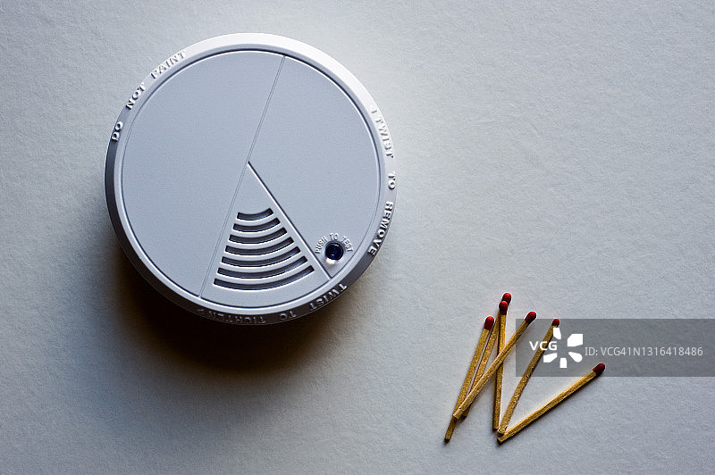 烟雾探测器和火柴图片素材