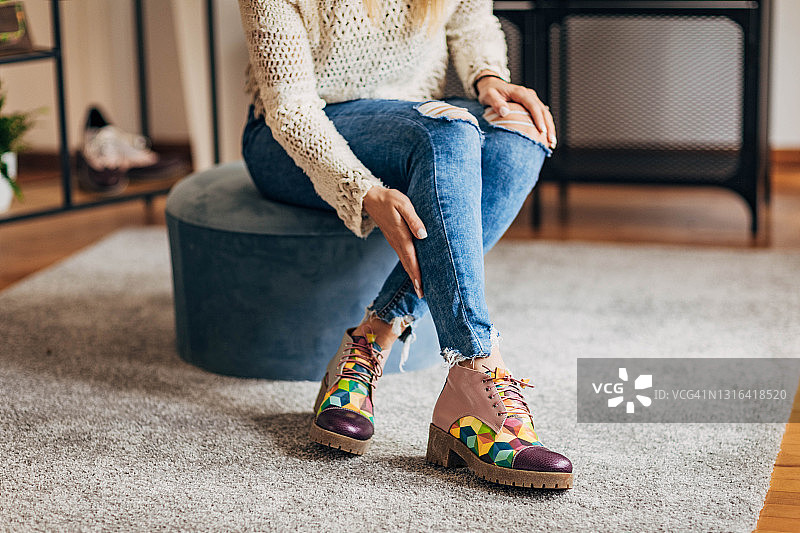 女人在试穿鞋子图片素材