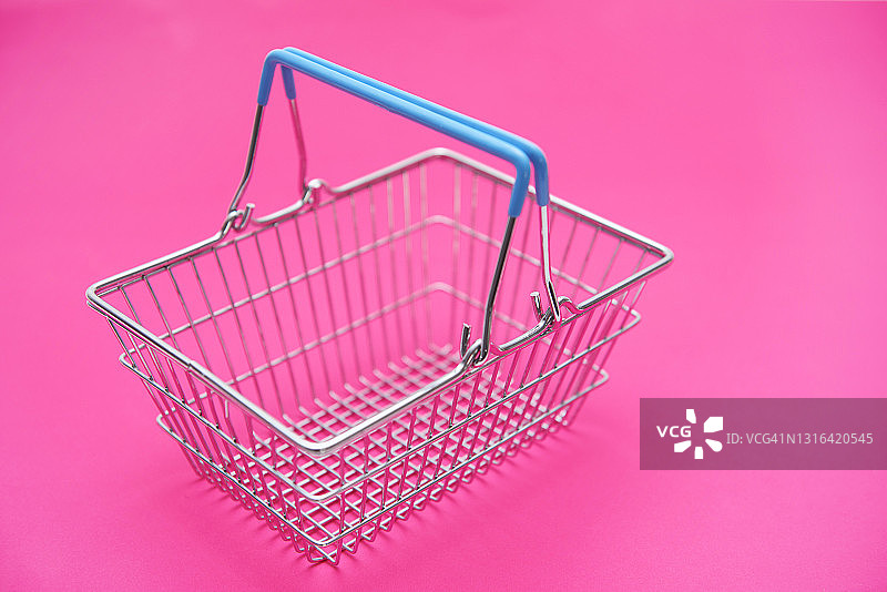 粉色背景上的超市购物篮图片素材