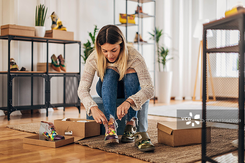 女人在试穿鞋子图片素材