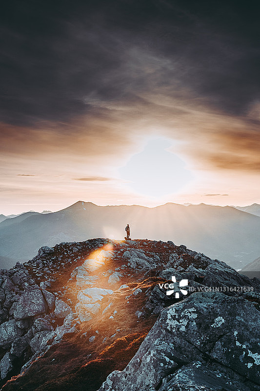 日出时分，山顶上的女人图片素材