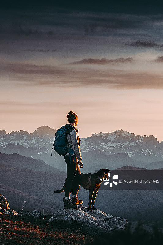 女人在山顶欣赏日出美景图片素材