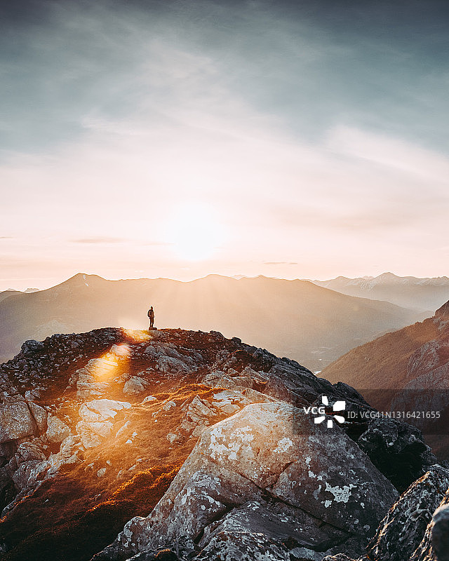 日出时分，山顶上的女人图片素材