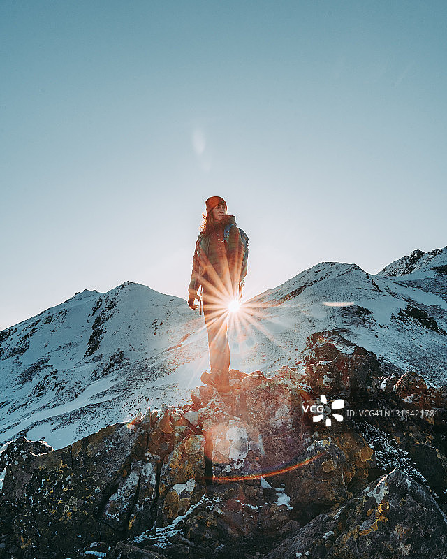 女人从山顶看着风景图片素材