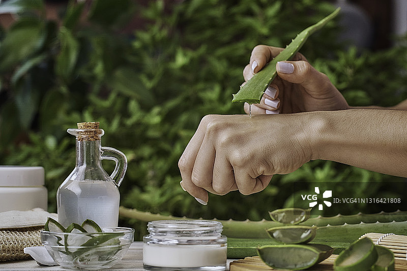 年轻女子用芦荟天然凝胶滋润双手图片素材