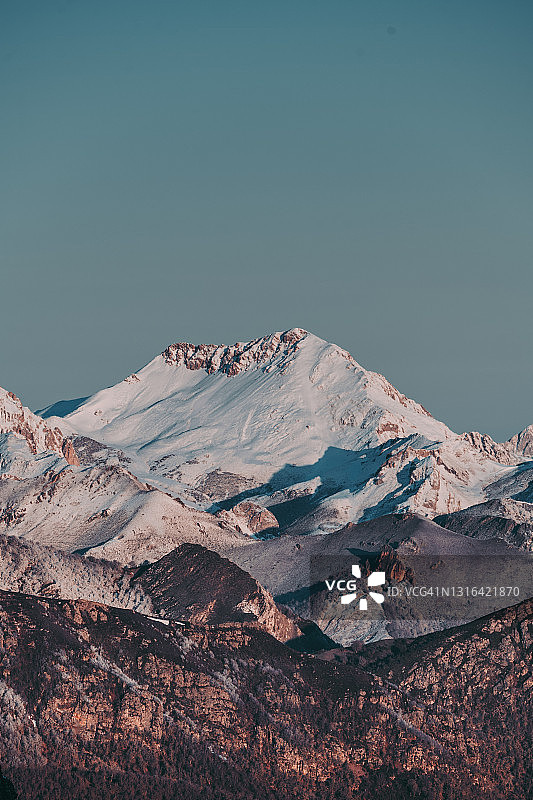 冬季清晨的雪山图片素材