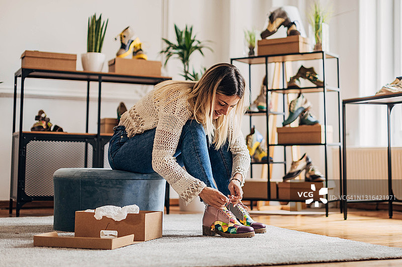 女人在试穿鞋子图片素材