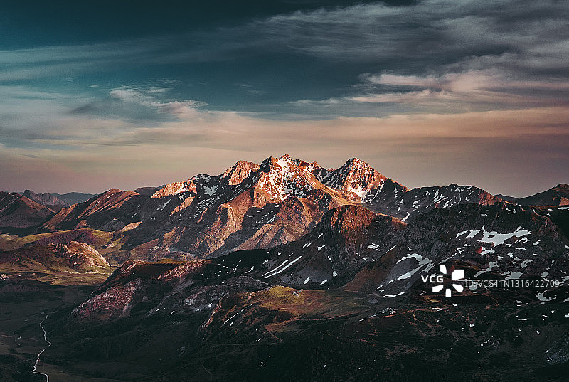 日落时分的山脉图片素材