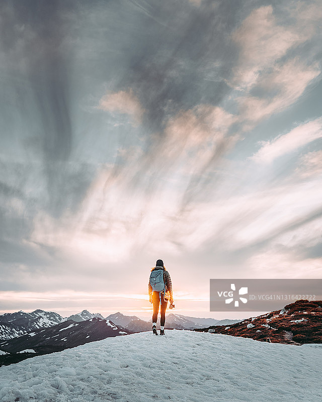 背着背包在山中看日落的女人图片素材