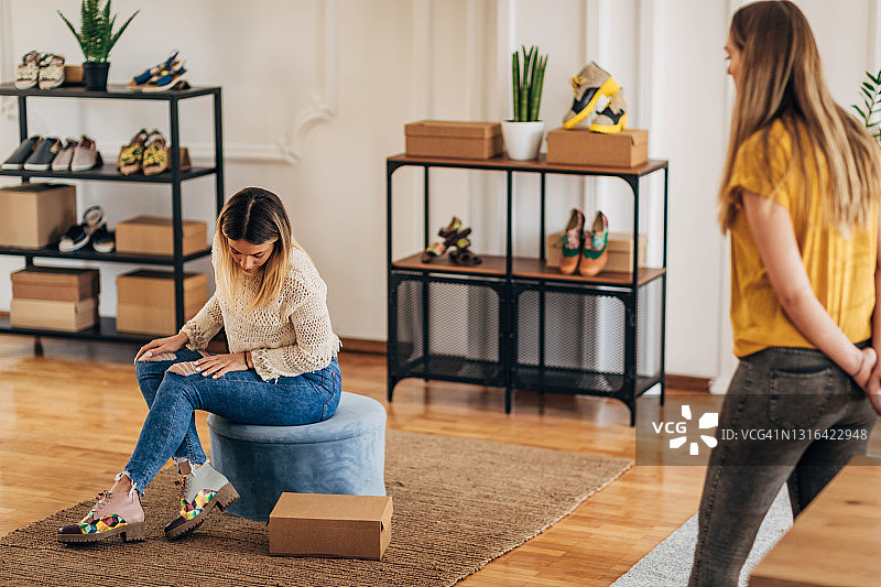 女人试穿新鞋图片素材