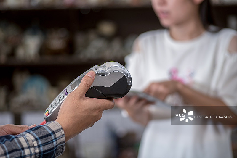 商人使用支付终端图片素材