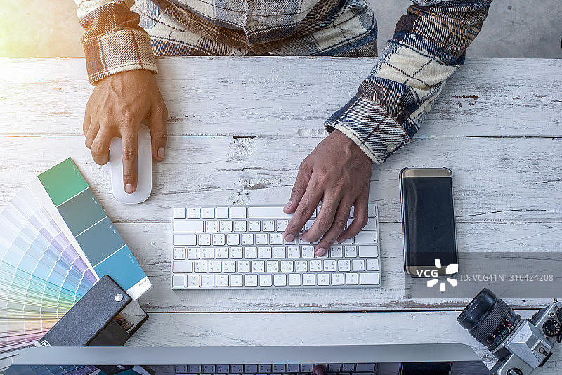 设计师使用调色板工作图片素材