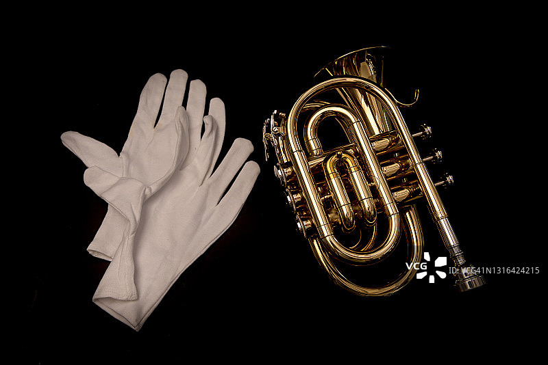 袖珍小号乐器，黑色背景图片素材