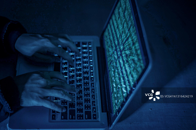 黑客窃取密码和身份信息，电脑犯罪（模糊焦点）图片素材
