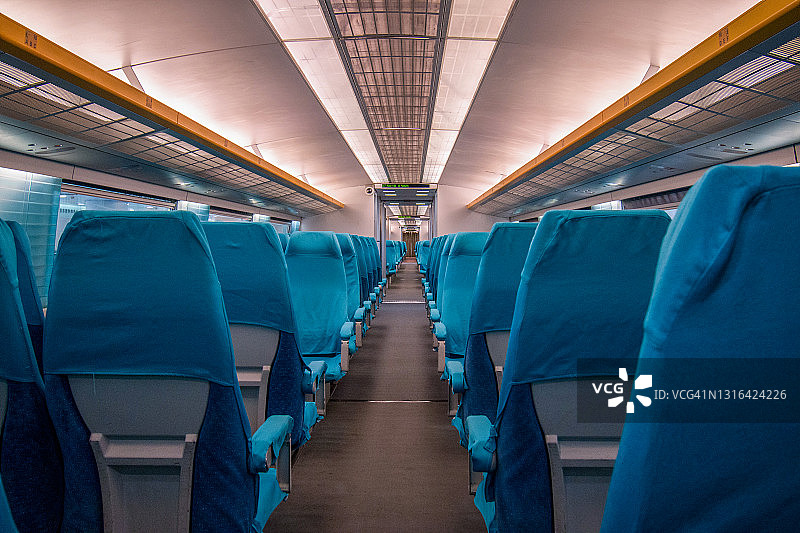 现代列车带座位的通道图片素材