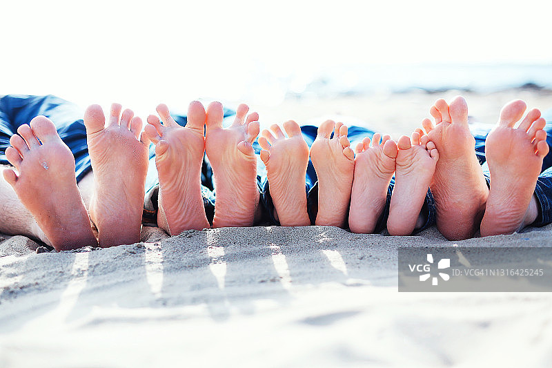 沙滩上一家人的滑稽的脚图片素材