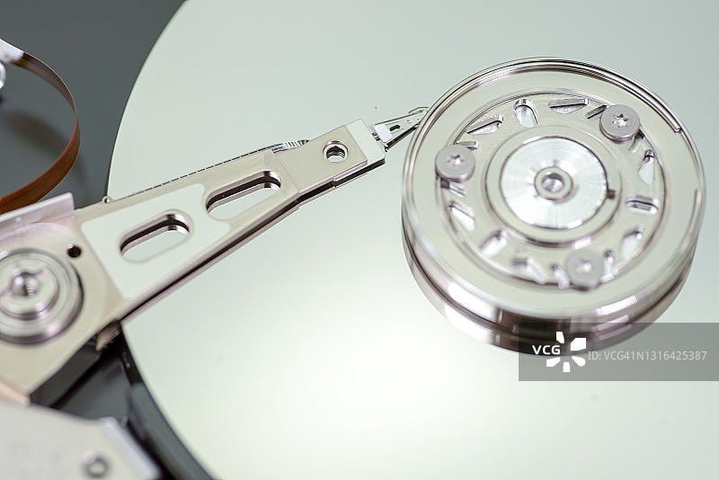 硬盘磁头内部，打开的硬盘盖图片素材