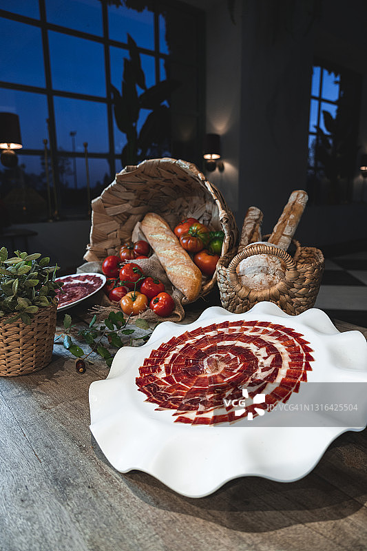 餐厅里蔬菜花形盘中的红肉片图片素材