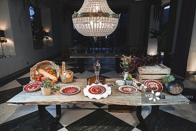 餐厅餐桌上的食物图片素材