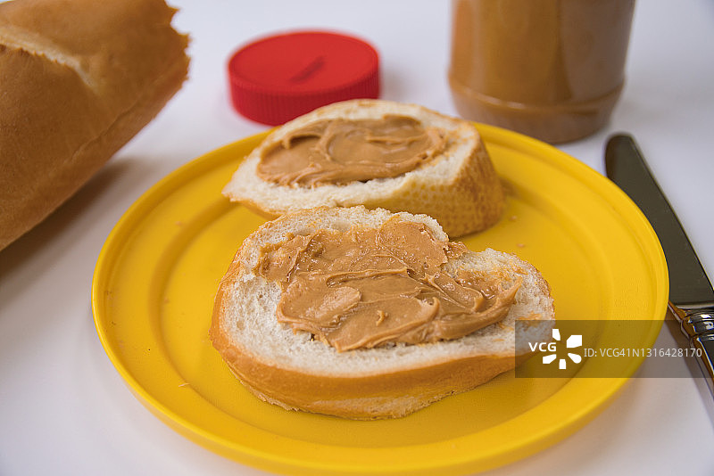 新鲜面包上的花生酱图片素材