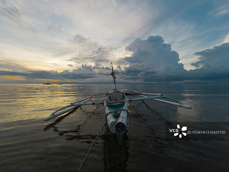 海滩上美丽的木船热带日落图片素材