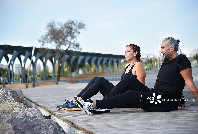 情侣看海图片素材