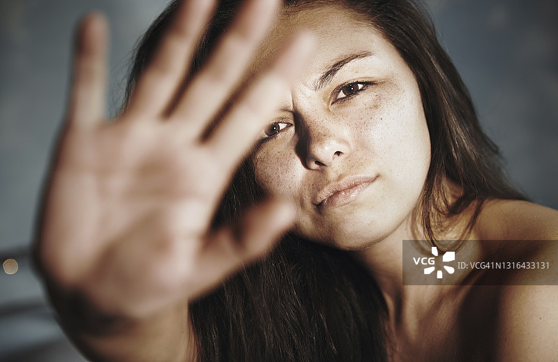 无上衣的女人在家中做停止手势图片素材