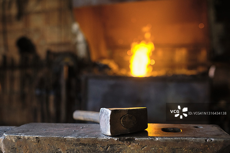 铁匠铺的铁砧上的锤子图片素材