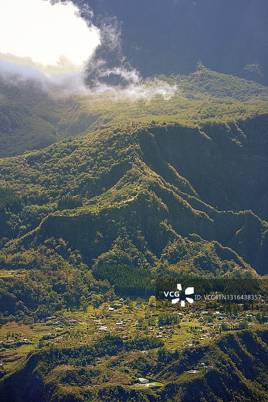 留尼汪岛，马法特冰斗，新岛及其直升机场图片素材