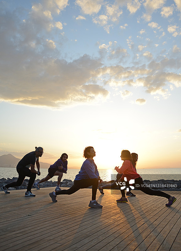 户外锻炼的人们图片素材