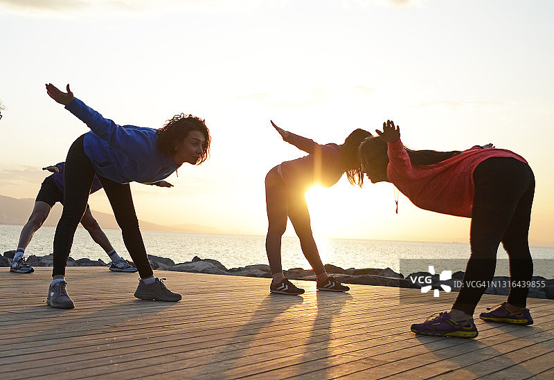 户外锻炼的人们图片素材