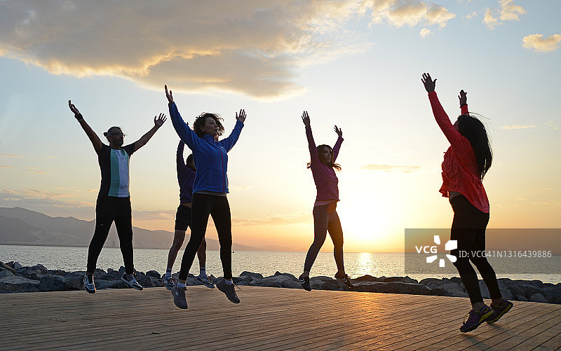 户外锻炼的人们图片素材