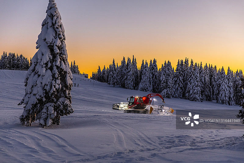 滑雪道上的压雪机图片素材