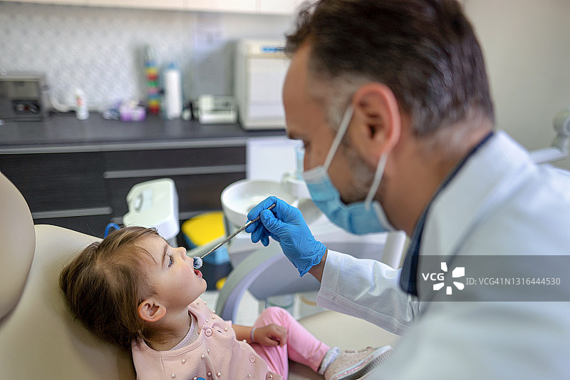 在牙医处接受检查的可爱小女孩图片素材