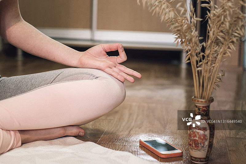 在家中做莲花式瑜伽的女人下半身图片素材