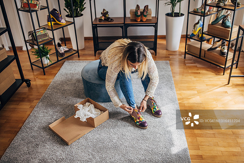 女人买鞋图片素材